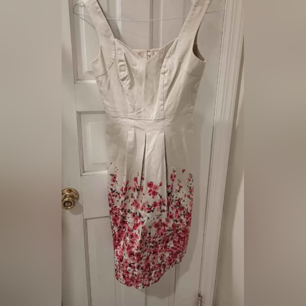 White House Black Market, size 0, EUC Floral dress